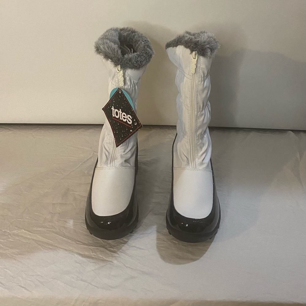 Totes Carmela Snow Boot New with tags Size 9